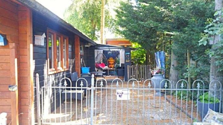 Chalet Op Een Rustig Park In De Natuur Putten Exterior photo